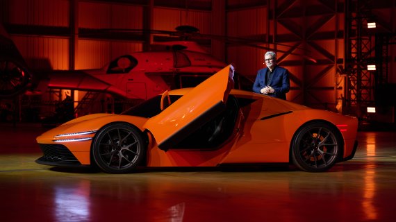 제네시스가 지난 20일(현지시간) 프랑스 남부 르 카스텔레 지역에 위치한 폴 리카르 서킷 인근 격납고에서 '마그마 월드 프리미어' 행사를 개최한 가운데, 공개된 '마그마 GT 콘셉트'를 현대차그룹 루크 동커볼케 CDO(글로벌디자인본부장) 겸 CCO(최고 크리에이티브 책임자) 사장이 소개하고 있다. 사진=공동취재