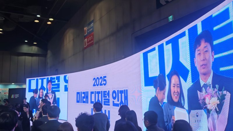 21일 경기 고양시 일산서구 킨텍스에서 열린 2025년 미래 바카라사이트 소닉 인재 시상식에서 양재호 전남 순천도사초 교사가 부총리겸 과학기술정보통신부 장관상을 수상한 모습./바카라사이트 소닉1