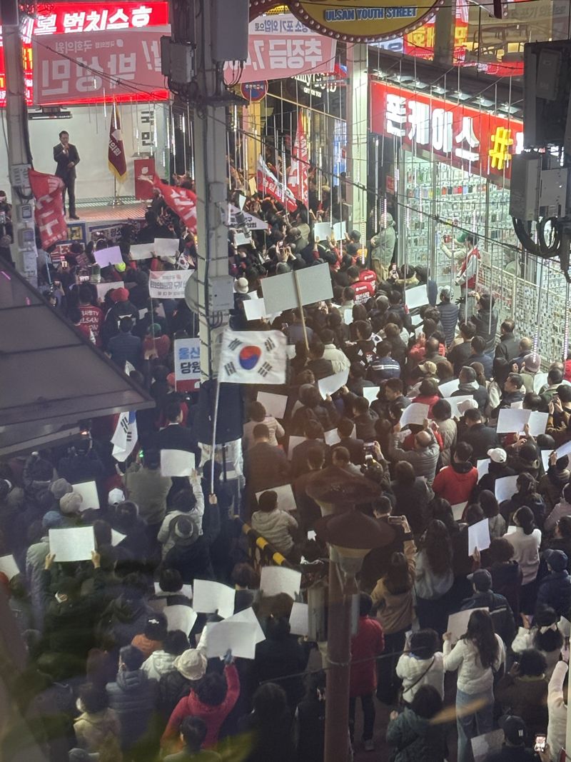 장동혁 국민의힘 대표가 22일 울산 중구 성남동 젊음의 거리에서 열린 민생회복 법치 수호 국민대회에서 강단에 올라 이재명 정부의 법치 파괴에 대해 비판의 목소리를 높이고 있다. 사진=최수상 기자