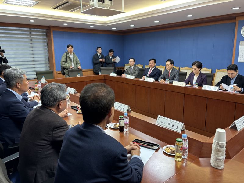 장동혁 국민의힘 대표와 지도부가 22일 울산상공회의소를 방문해 지역 경제 상황을 경청하고 지원 방안 등을 논의했다. 사진=최수상 기자