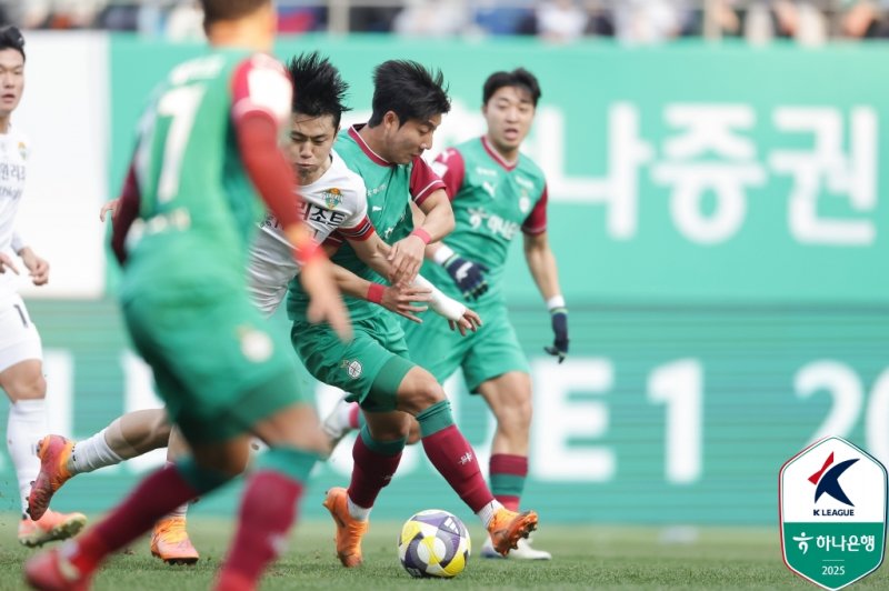 [바카라사이트 기가=뉴시스] 프로축구 K리그1 강원FC 이기혁, 대전하나시티즌 서진수. (사진=한국프로축구연맹 제공) *재판매 및 DB 금지