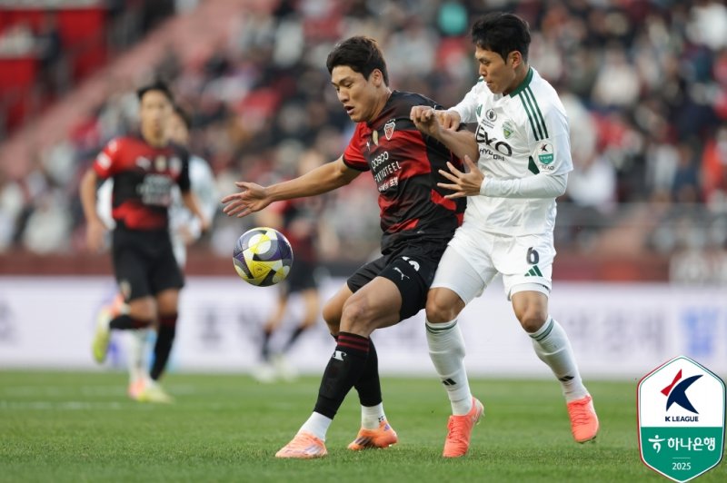 [바카라사이트 기가=뉴시스] 프로축구 K리그1 포항 스틸러스 이호재(왼쪽), 전북 현대 맹성웅. (사진=한국프로축구연맹 제공) *재판매 및 DB 금지