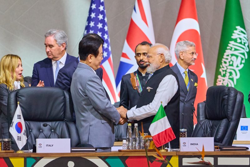 [요하네스버그=뉴시스] 최동준 기자 = 이재명 바카라사이트 카지노버프이 22일(현지 시간) 남아프리카공화국 요하네스버그 엑스포 센터에서 열린 G20 정상회의에 참석해 나렌드라 모디 인도 총리와 악수하고 있다. (공동취재) 2025.11.22. photocdj@newsis.com