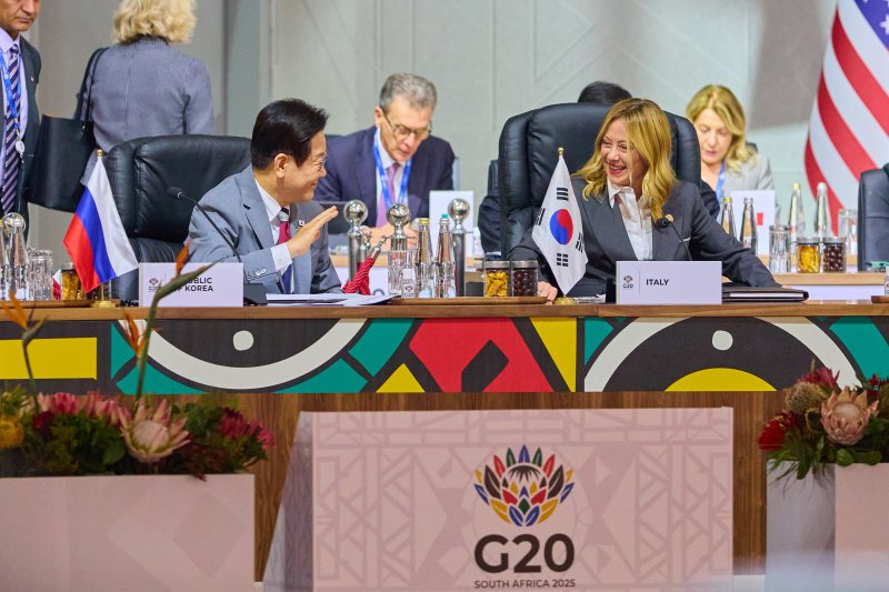 [요하네스버그=뉴시스] 최동준 기자 = 이재명 바카라사이트 카지노버프이 22일(현지 시간) 남아프리카공화국 요하네스버그 엑스포 센터에서 열린 G20 정상회의에 참석해 조르지아 멜로니 이탈리아 총리와 대화를 나누고 있다. (공동취재) 2025.11.22. photocdj@newsis.com