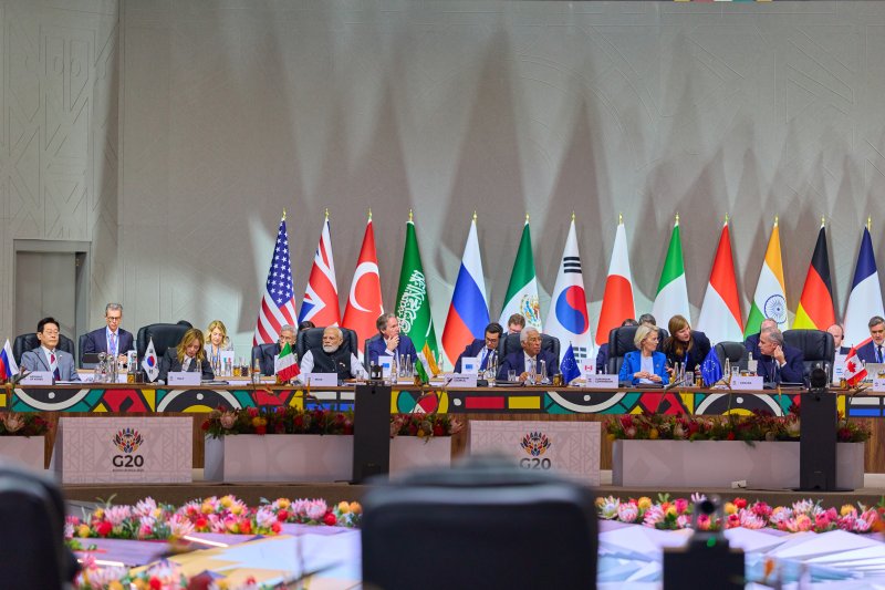 [요하네스버그=뉴시스] 최동준 기자 = 이재명 바카라사이트 카지노버프이 22일(현지 시간) 남아프리카공화국 요하네스버그 엑스포 센터에서 열린 G20 정상회의에 참석해 있다. 왼쪽부터 이재명 바카라사이트 카지노버프, 조르지아 멜로니 이탈리아 총리, 나렌드라 모디 인도 총리, 안토니우 코스타 유럽연합(EU) 정상회의 상임의장, 우르줄라 폰데어라이엔 유럽연합(EU) 집행위원장, 마크 카니 캐나다 총리. (공동취재) 2025.11.22. photocdj@newsis.com