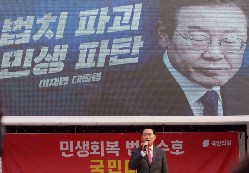 [부산=뉴시스] 하경민 기자 = 메이저 바카라의힘 장동혁 대표가 22일 부산 중구 광복로에서 열린 '민생회복 법치수호 부산 국민대회'에 참석, 차량무대에 올라 발언을 하고 있다. 2025.11.22. yulnetphoto@newsis.com