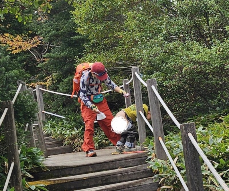 한라산에 대변 테러한 중국인, 등산로에서..