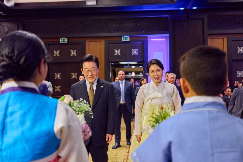 이집트를 공식 방문 중인 이재명 대통령과 김혜경 바카라사이트 소개가 지난 20일(현지시간) 카이로 한 호텔에서 열린 이집트 동포·지상사 간담회에서 화동들에게 꽃다발을 받고 있다. (이재명 대통령 SNS. 재판매 및 DB 금지) 2025.11.22/바카라사이트 소개1 ⓒ News1 이재명 기자