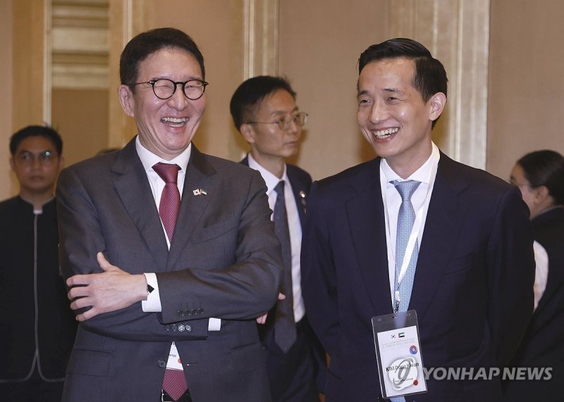 대화하는 허용수 사장과 김동관 부회장 (출처=연합뉴스)