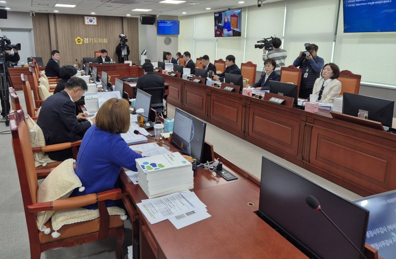 성희롱 도의원 한명에 눈치보는 국힘, 더 나쁜 민주당...경기도의회 '오늘도 파행합니다'