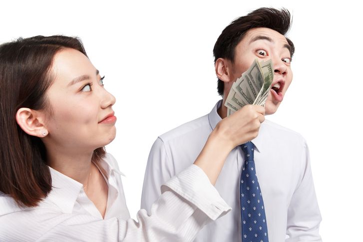 애인한테 얼마까지 빌려줄 수 있어요?... 남자는 439만원, 여자는?