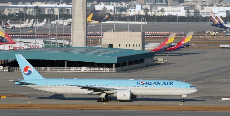 인천국제공항 계류장에 대한항공과 아시아나 비행기들이 계류해있다. 2024.11.22/뉴스1 ⓒ News1 이승배 기자