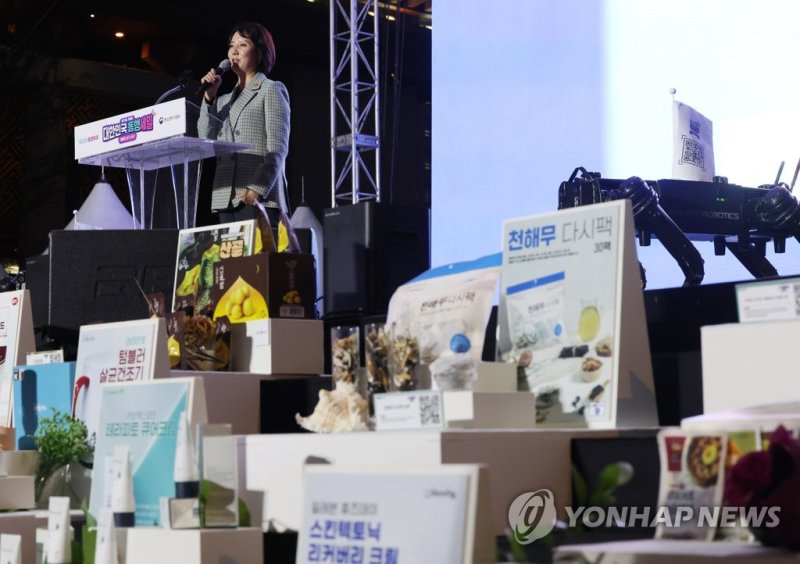 2022년 8월 31일 '대한민국 동행축제' 전야제에서 발언하는 이영 전 중기부 장관 옆에 배치된 로봇개 (출처=연합뉴스)