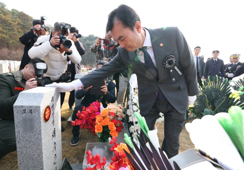 안규백 국방부 장관이 23일 대전 유성구 국립대전현충원에서 열린 제15주년 연평도 포격전 전투영웅 추모 및 전승기념 행사에 앞서 채수근 상병의 묘역에 참배를 마치고 묘비를 어루만지고 있다. 뉴스1