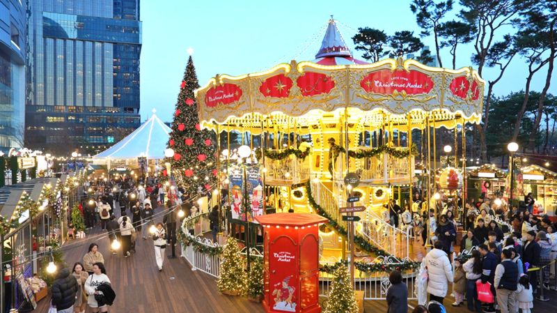 롯데백화점이 롯데타운 잠실에서 내년 1월 4일까지 운영하는 '롯데타운 크리스마스 마켓' 전경. 롯데백화점 제공