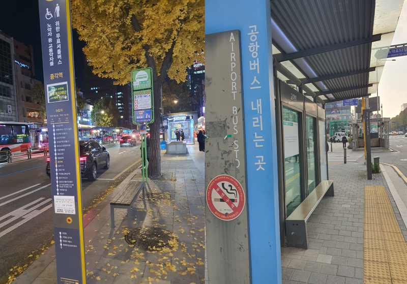 (왼쪽) 종로에 설치된 마을버스 정류장에 승차대 없이 일반의자만 설치돼 있다 (오른쪽) 교대역 5번 출구데 설치된 공항버스 정류장에 승차대와 일반의자가 설지돼 있다. 사진=최승한 기자
