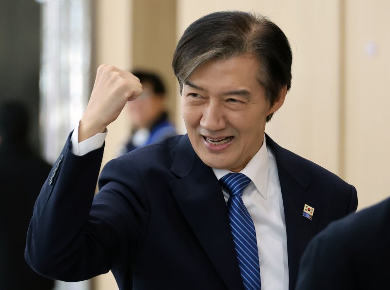 조국혁신당 당 대표 후보에 단독 출마한 조국 전 비대위원장이 23일 오후 청주 오스코에서 열린 전당대회장에 입장하고 있다. 연합뉴스