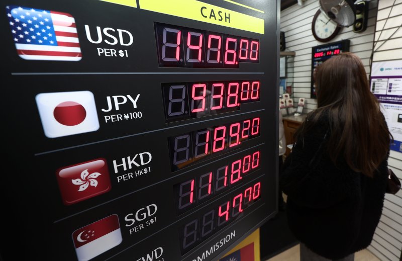 원·달러 환율이 1470원대로 치솟은 가운데 23일 오후 서울 중구 명동거리의 환전소에서 외국인들이 환전을 하고 있다. 사진=메이저 바카라 사이트1