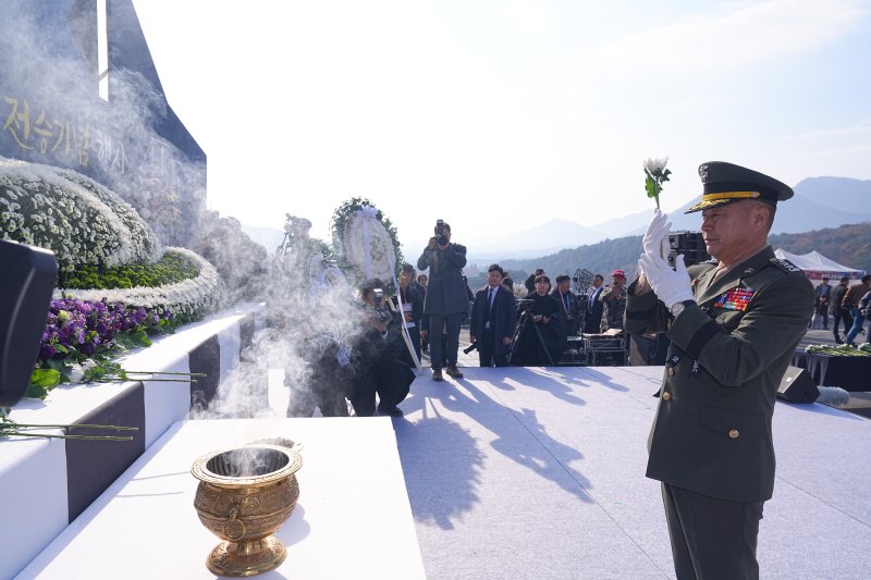 주일석 해병대사령관이 23일 대전 현충원에서 열린 제15주년 연평도포격전 전투영웅 추모 및 전승기념행사에서 헌화 및 분향을 하고 있다. 해병대사령부 제공
