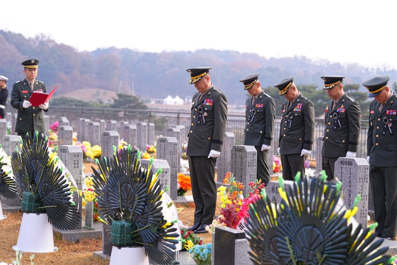 주일석 해병대사령관이 23일 대전 현충원에서 열린 제15주년 연평도포격전 전투영웅 추모 및 전승기념행사에 앞서 마린온 순직자 묘역을 참배하고 있다. 해병대사령부 제공