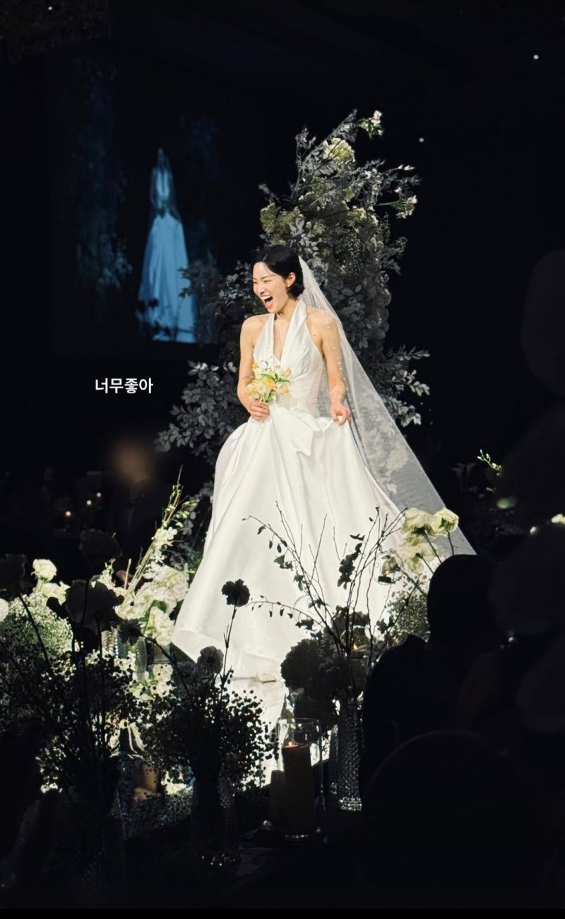 [서울=뉴시스] 그룹 'LPG' 출신 쇼호스트 이세미가 23일 본인 인스타그램에 배우 이장우, 조혜원 결혼식에서 찍은 조혜원의 사진을 공개했다. (사진=이세미 인스타그램 캡처) 2025.11.24. photo@newsis.com *재판매 및 DB 금지