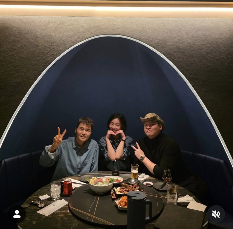 [서울=뉴시스] 방송인 전현무가 23일 본인 인스타그램에 배우 이장우, 조혜원과 함께 찍은 사진을 공개했다. (사진=전현무 인스타그램 캡처) 2025.11.24. photo@newsis.com *재판매 및 DB 금지