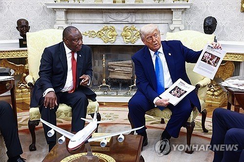 라마포사 남아공 대통령에게 '백인 학살 의혹' 추궁하는 트럼프 미국 대통령 (출처=연합뉴스)