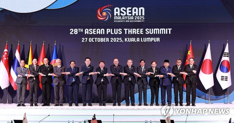 이재명 대통령, 아세안+3 정상회의 기념촬영 (출처=연합뉴스)