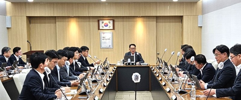[세종=뉴시스] 사진은 농협중앙회가 지난 12일 '범농협 혁신 전담반(TF)' 발족 관련 회의를 하고 있는 모습. (사진 = 농협 제공) 2025.11.12. photo@newsis.com *재판매 및 DB 금지