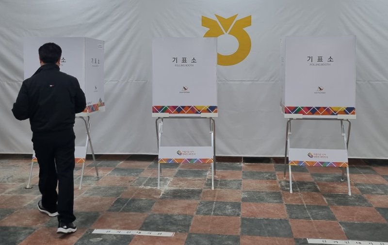 [보은=뉴시스] 안성수 기자 = 사진은 지난 2023년 3월 8일 충북 보은농협 보은지점에 마련된 보은읍 투표소에서 제3회 전국동시조합장선거가 진행되고 있는 모습. 2023.3.8. hugahn@newsis.com