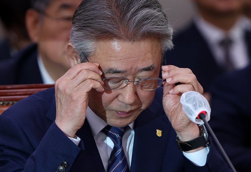 [서울=뉴시스] 김명년 기자 = 사진은 강호동 농협중앙회장이 지난달 24일 오전 서울 여의도 국회 농림축산식품해양수산위원회에서 열린 농협중앙회-한국마사회 등에 대한 국정감사에서 안경을 만지고 있는 모습. 2025.10.24. kmn@newsis.com