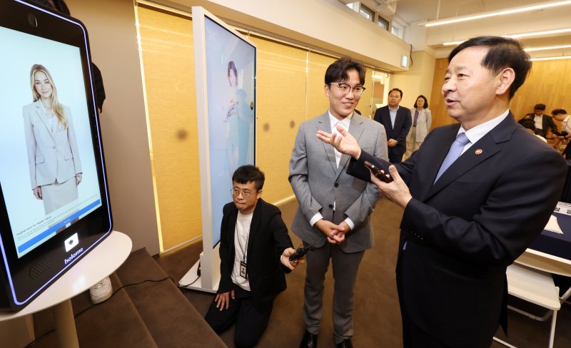 [서울=뉴시스] 조성우 기자 = 구윤철 경제부총리 겸 기획재정부 장관이 18일 오후 서울 강남구 클레온에서 열린 초혁신경제 릴레이 현장 간담회에서 AI 기반 대화형 디지털휴먼 기술 시연을 지켜보고 있다. 2025.09.18. xconfind@newsis.com