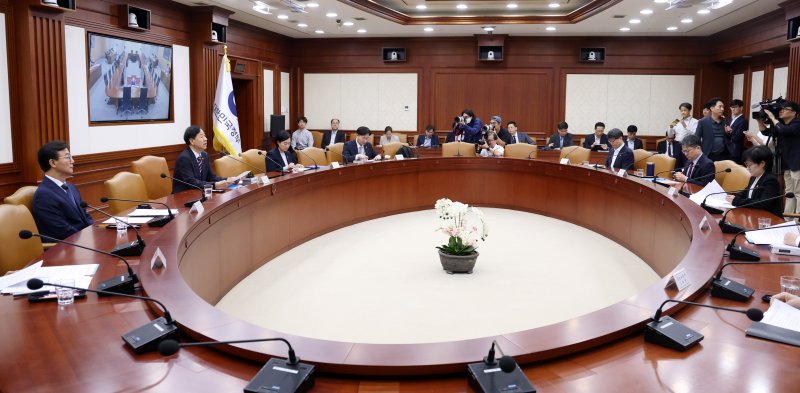 [서울=뉴시스] 추상철 기자 = 구윤철 경제부총리 겸 기획재정부 장관이 2일 오전 서울 종로구 정부서울청사에서 열린 경제관계장관회의에서 발언하고 있다. 2025.10.02. scchoo@newsis.com