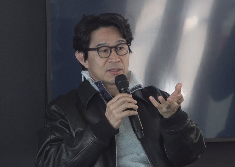 제네시스사업본부장인 송민규 부사장이 지난 21일(현지시간) 프랑스 남부 르 카스텔레 지역의 '폴 리카르 서킷'에서 열린 미디어 라운드 테이블에서 향후 경영 계획과 마그마 프로그램 계획 등에 대해 설명하고 있다. 사진=현대차그룹 제공