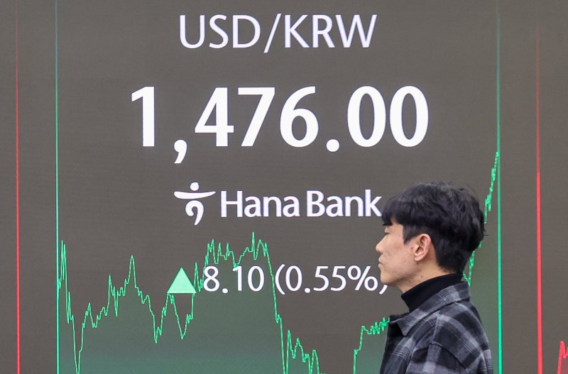 21일 오후 서울 중구 하나은행 본점 딜링룸 전광판에 달러·원 환율 시황이 나오고 있다. 2025.11.21/뉴스1 ⓒ News1 안은나 기자
