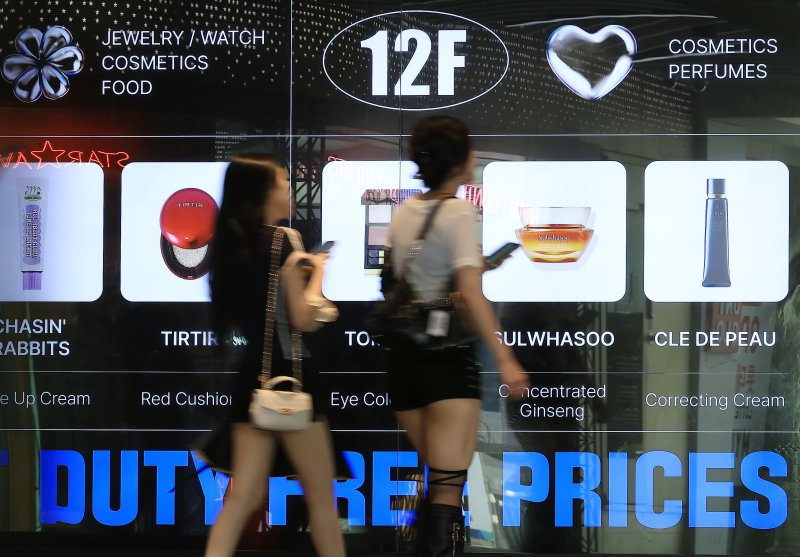 서울 시내 한 면세점을 찾은 관광객 등이 쇼핑을 위해 발걸음을 옮기고 있다(사진은 기사 내용과 관련이 없음). 2025.8.7/뉴스1 ⓒ News1 박정호 기자