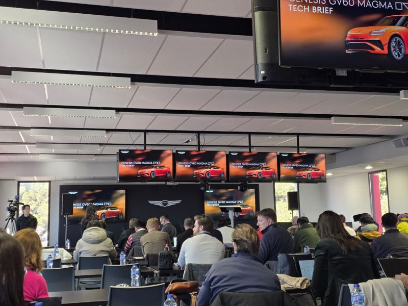 지난 21일(현지시간) 프랑스 남부 르 카스텔레 지역의 '폴 리카르 서킷'에서 열린 GV60 마그마 테크데이를 개최한 모습. 박광수 책임연구원(맨 왼쪽)을 비롯한 관계자들이 행사를 준비하고 있다. 사진=김학재 기자