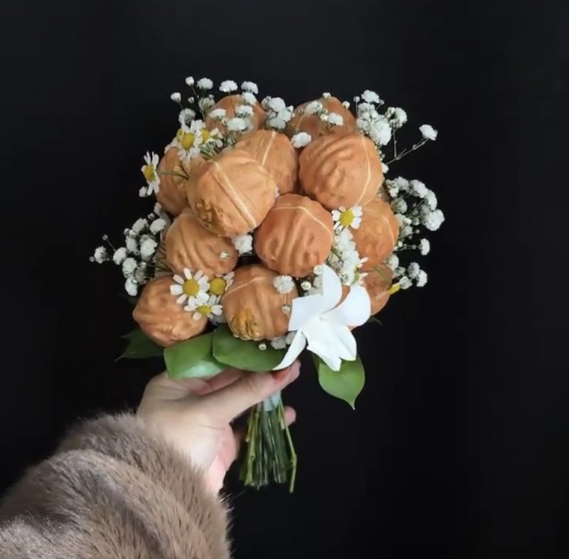 [서울=뉴시스] 조혜원이 지난 23일 이장우와의 결혼식에서 들었던 호두과자로 만들어진 부케. (사진=부창제과 인스타그램 캡처) 2025.11.24. photo@newsis.com *재판매 및 DB 금지