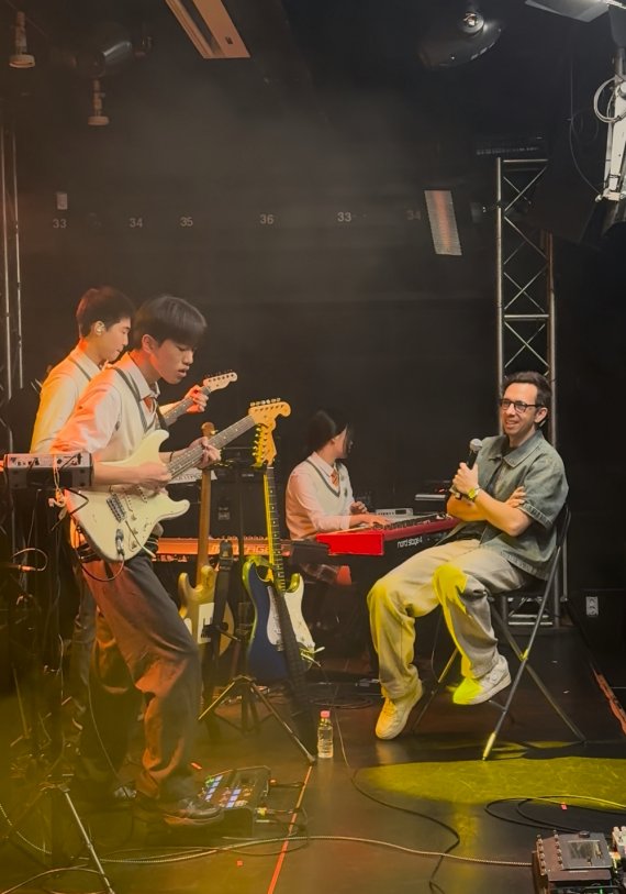 '세계적 펑크 기타리스트' 코리 웡, 韓 고교생들 만났다