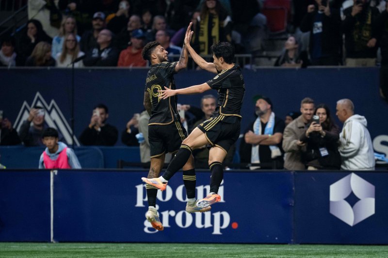 로스앤젤레스(LA) FC의 손흥민(오른쪽)이 22일(현지 시간) 캐나다 밴쿠버 BC 플레이스에서 열린 미국 메이저리그사커(MLS)컵 서부 콘퍼런스 플레이오프(PO) 준결승에서 밴쿠버 화이트캡스와 경기 후반 추가 시간 프리킥으로 동점 골을 넣고 드니 부앙가와 환호하고 있다. 손흥민은 팀이 0-2로 지고 있던 후반 15분 추격골도 넣어 멀티 골을 기록했다.뉴시스