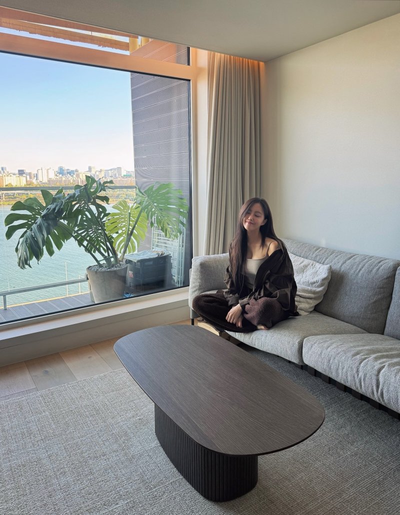 'S대 금융맨과 결혼' 효민, 환상적 한강뷰 신혼집 공개…여유로운 일요일 [N샷]