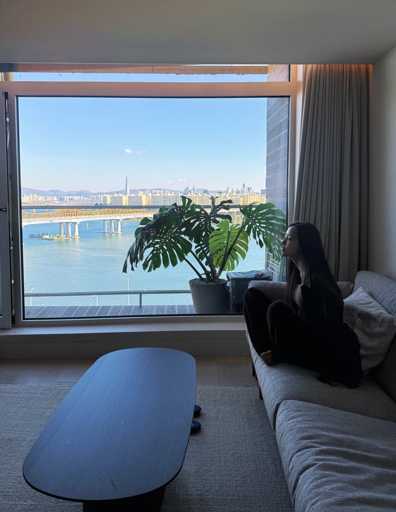 'S대 금융맨과 결혼' 효민, 환상적 한강뷰 신혼집 공개…여유로운 일요일 [N샷]