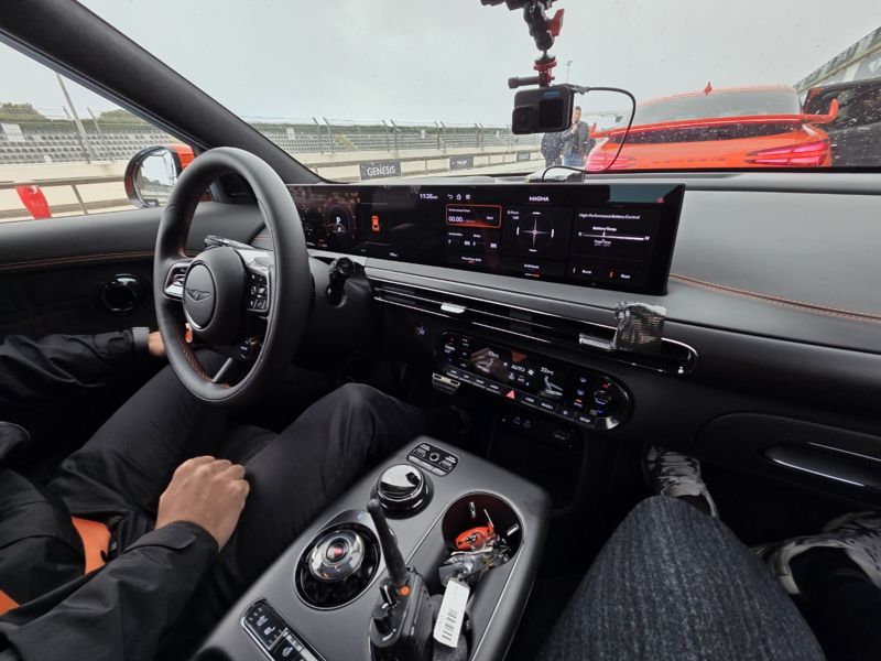제네시스가 지난 21일(현지시간) 프랑스 남부 르 카스텔레 지역의 '폴 리카르 서킷'에서 'GV60 마그마' 동승 체험행사인 'GV60 마그마 핫 랩'(택시드라이빙)을 연 가운데, GV60 마그마 내부모습. 사진=김학재 기자