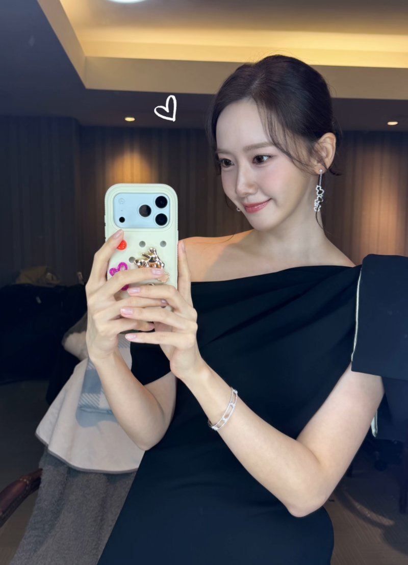임윤아, 눈부신 미모…거울 셀카 찰칵