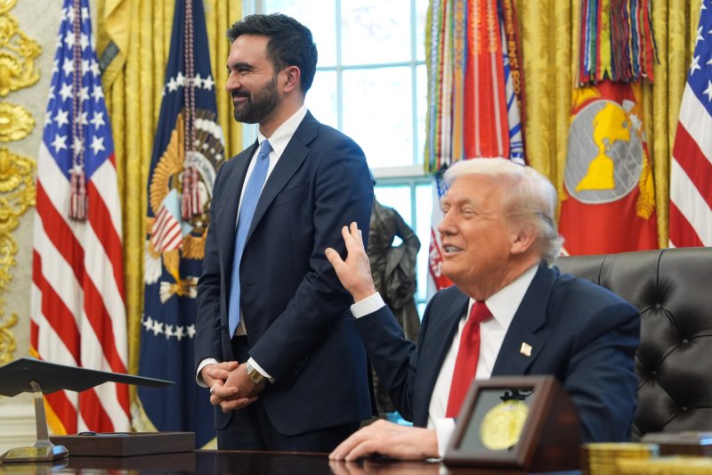 도널드 트럼프 미국 대통령과 조란 맘다니 뉴욕시장 당선인 지난 11월 21일(현지 시간) 미국 워싱턴DC 백악관 집무실에서 기자회견을 진행하며 미소 짓고 있다. 이날 회동이 화기애애하게 진행되자, 마가 진영에서 부정적인 평가가 나오고 있다. 사진=뉴시스