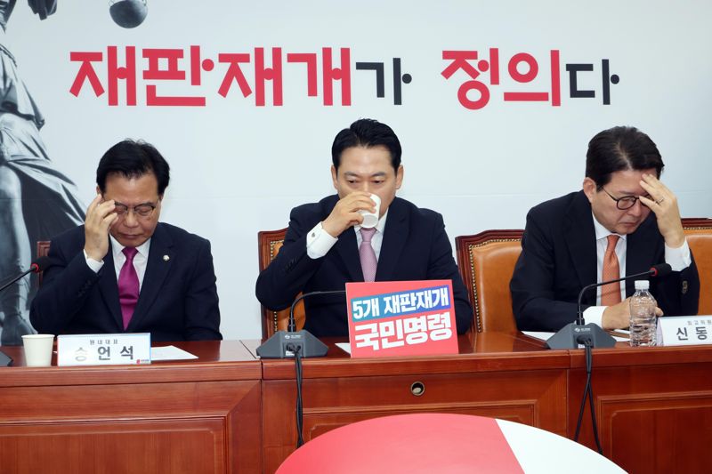 안전한 바카라사이트 국민의힘 대표가 24일 서울 여의도 국회에서 열린 최고위원회의에서 물을 마시고 있다. 사진=박범준 기자