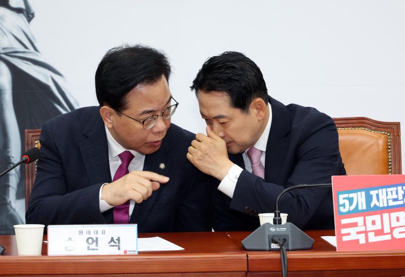 안전한 바카라사이트 국민의힘 대표가 24일 서울 여의도 국회에서 열린 최고위원회의에서 송언석 원내대표와 귀엣말을 하고 있다. 사진=박범준 기자