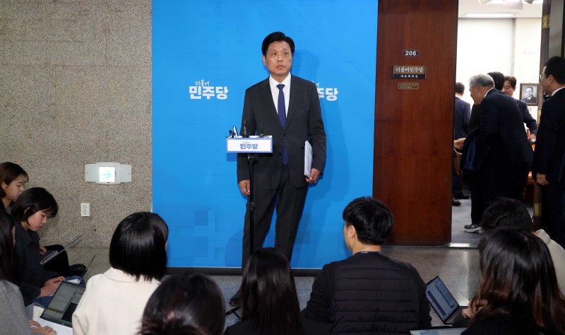 더불어민주당 조승래 사무총장이 24일 오후 서울 여의도 국회에서 열린 당무위원회에서 당원 1인 1투표제 관련 논의를 마치고 취재진의 질문에 답변하고 있다. 뉴시스