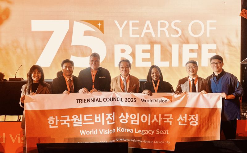 지난 11일(현지시간) 멕시코에서 열린 국제월드비전 총회에서 한국월드비전이 상임이사국으로 선정된 후 기념촬영을 하고 있다. 왼쪽부터 심은령 한국월드비전 F&D실 팀장, 박노훈 한국월드비전 이사장, 마크 노스바흐(Marc Nosbach) 잠비아월드비전 National Director, 조명환 한국월드비전 회장, 마벨 문고마(Mabel Mungoma) 잠비아월드비전 이사장, 김진백 한국월드비전 이사, 박한별 한국월드비전 F&D실 실장. 월드비전 제공