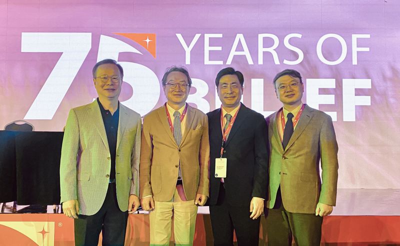 지난 11일(현지시간) 멕시코에서 열린 국제월드비전 총회에서 한국월드비전이 상임이사국으로 선정된 후 기념촬영을 하고 있다. 왼쪽부터 김승욱 한국월드비전 이사, 조명환 한국월드비전 회장, 박노훈 한국월드비전 이사장, 김진백 한국·국제월드비전 이사. 월드비전 제공